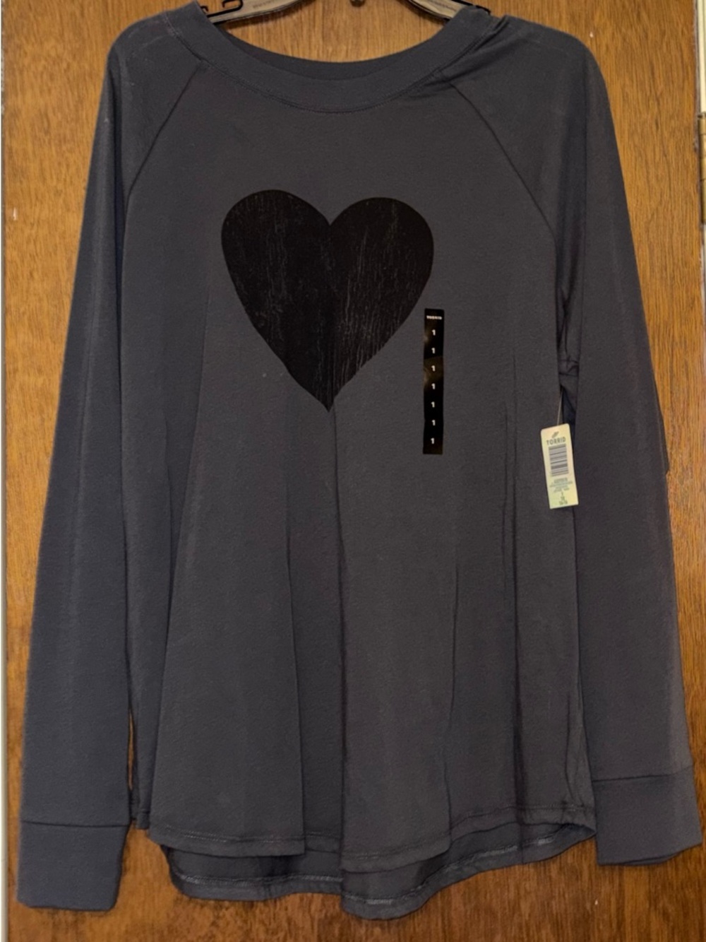 Torrid NWT Charcoal Gray Long Sleeve Heart Classic Fit Tee with Black Heart Nnmn